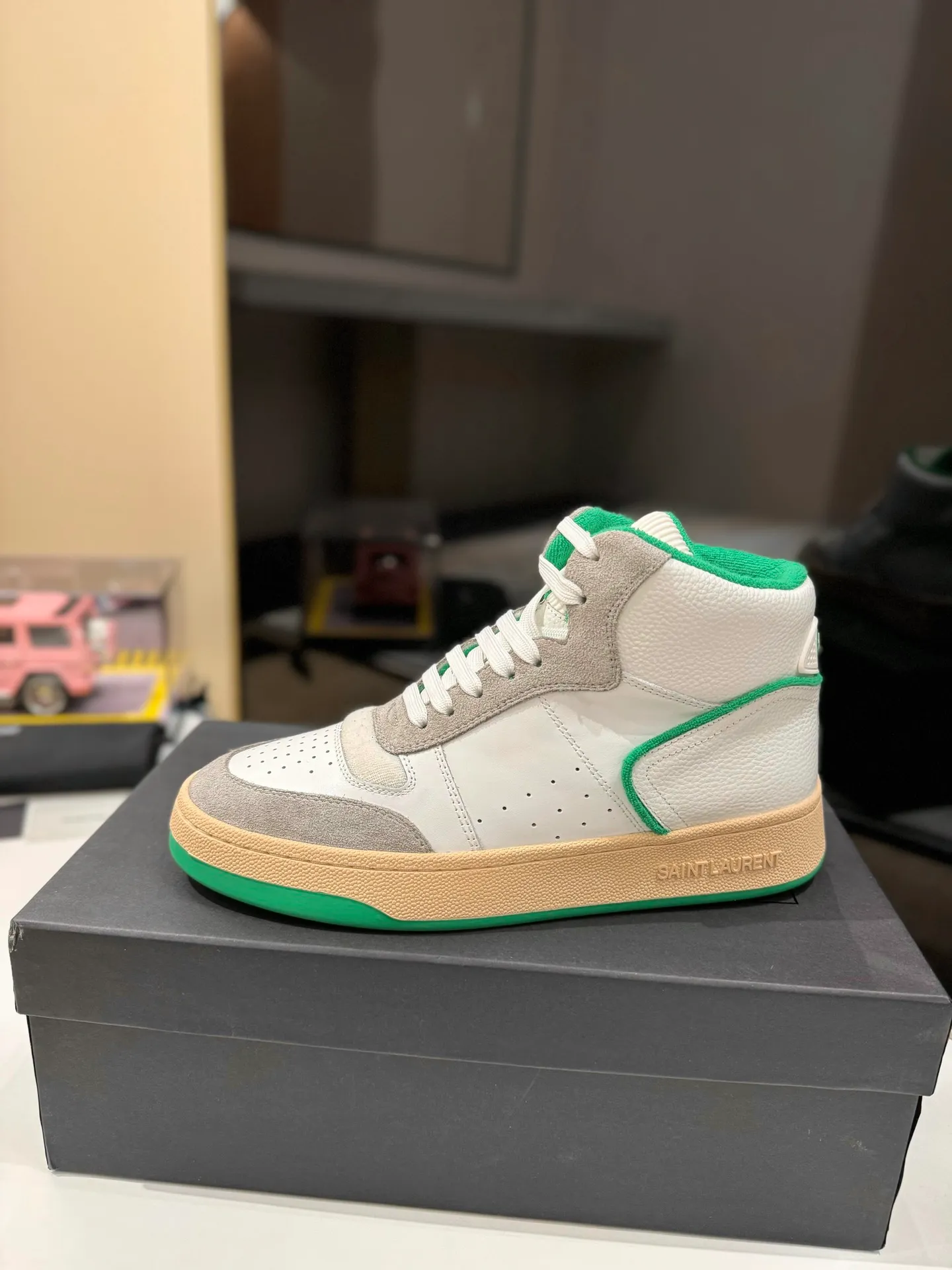 👟👟Ex-factory price 680👟👟 [High version for couples] YSL SAINT LAURENT Yves Saint Laurent SL61, the latest popular casual series in spring and summer...👍👍 Yves Saint Laurent SL61, original purchase, 1:1 replica, fresh blood injection and casual retro design, super good-looking and versatile, the upper is made of cowhide punching and splicing, the upper is super soft , lightweight and comfortable to match with sweatshirts, it is recommended to have one pair in each hand😁 ✅Fabric: Original customized cowhide ➕Punching process ➕Last process ✅Inner lining: Original towel lining ✅Feet: Original customized cowhide ✅Outsole: Original molded two-color bottom ✅Packaging: Original full set of packaging ✅Code number: 35-46 (Female 41.42. Male 38.45.46 Customized, non-returnable)